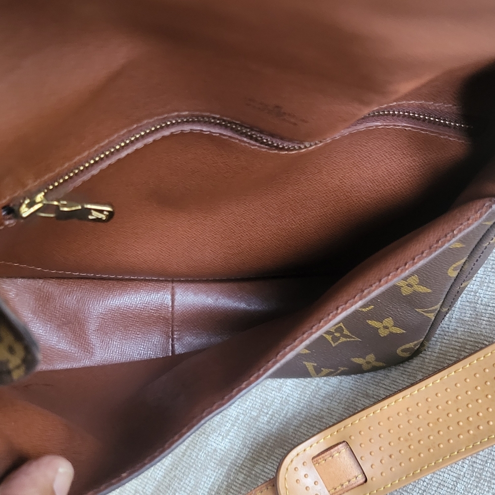 Louis Vuitton
Saint cloud vintage leather crossbody bag w/COA!!! - Picture 9 of 14